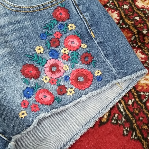 🎁 Gap sexy boyfriend short embroidered denim shorts - Picture 3 of 6